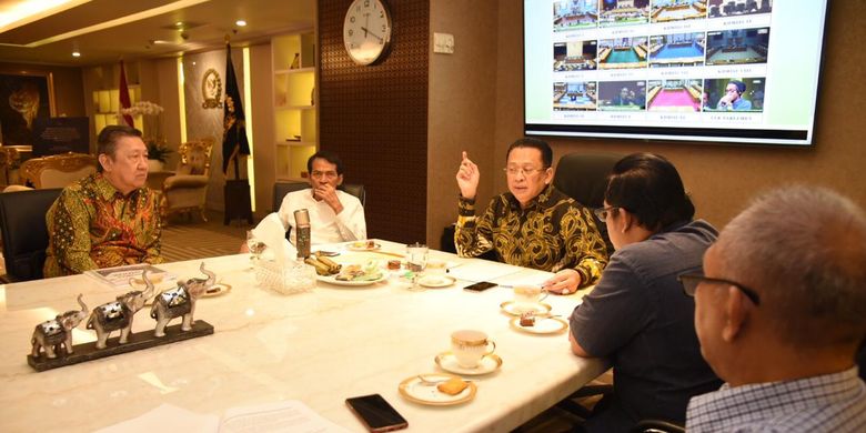 Ketua DPR RI Bambang Soesatyo saat menerima Koalisi Advokasi Kemerdekaan Beragama atau Berkeyakinan, di ruang kerja Ketua DPR RI, Jakarta, Senin (22/07/19).