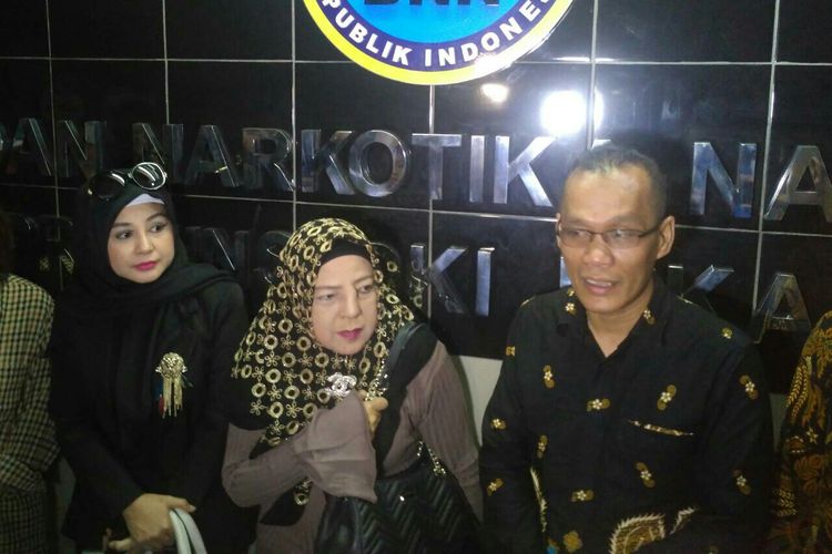 (Dari kiri) Istri Sandy Tumiwa Vivi Paris, ibunda Sandy Amalia Nurshanty, kuasa hukum Sandy Denny Lubis usai mendampingi Sandy menjalani asesmen rehabilitasi di kantor BNN Provinsi DKI Jakarta, kawasan Rasuna Said, Kuningan, Jakarta Selatan, Senin (6/5/2019).