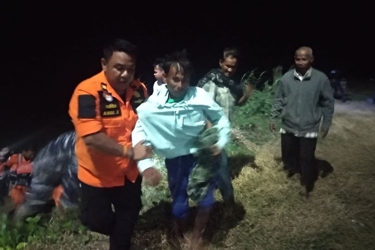 Endro (40), korban tenggelamnya KM Pieces berhasil dievakuasi Tim SAR sekitar pukul 03 : 00 (3/8/2019).