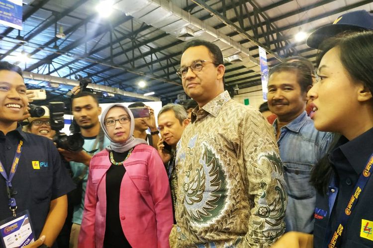 Gubernur DKI Jakarta Anies Baswedan saat mengunjungi pameran Indonesia Electric Motor Show 2019