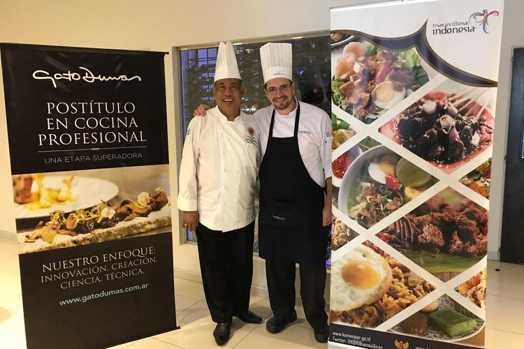 Chef Widjiono Purnomo berpose dengan chef dari Argentina dalam rangkaian acara Festival de Gastronomia de Indonesia yang berlangsung di Buenos Aires, Argentina, 8-12 April 2019. 