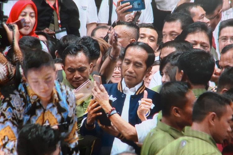 Calon Presiden nomor urut 01 Joko Widodo ketika menggadiri deklarasi dukungan 10.000 pengusaha di Istora Senayan, Gelora Bung Karno, Jakarta, Kamis (21/3/2019).