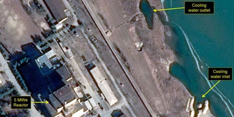 Citra satelit bertanggal 16 Januari 2018 yang memperlihatkan reaktor nuklir di Yongbyon, Korea Utara (via Daily Mirror).