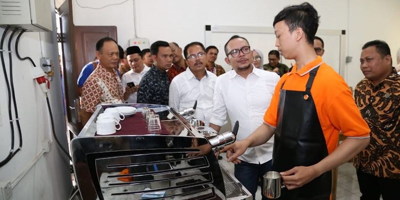 Dalam kunjungan kerja ke BBPLK Medan, Menteri Hanif menyempatkan diri meninjau workshop kejuruan perhotelan, konstruksi, barista dan restoran.
