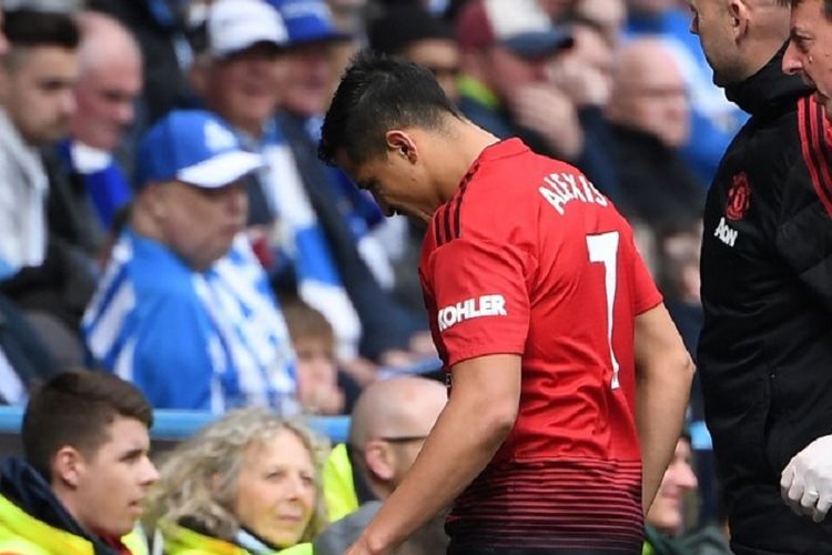 Alexis Sanchez mengalami cedera pada pertandingan Huddersfield Town vs Manchester United di Stadion John Smiths dalam lanjutan Liga Inggris, 5 Mei 2019. 