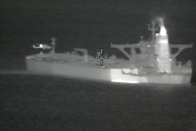 Inilah momen penyerbuan kapal tanker super yang dilakukan Marinir Inggris bekerja sama dengan polisi Gibraltar. Kapal itu diduga membawa minyak mentah dari Iran ke Suriah sehingga berpotensi melanggar sanksi Amerika Serikat.