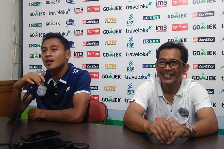 Pelatih Persela Lamongan Aji Santoso (kanan) dan Samsul Arif, usai menang atas Persib Bandung.