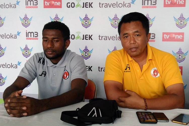 Pelatih Perseru Serui Agus Yuwono (kanan) jelang menghadapi Persegres Gresik United.