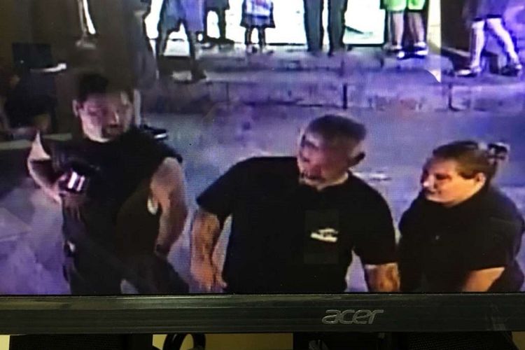 Potongan video memperlihatkan tiga orang yang mencuri hiu di akuarium San Antonio, Amerika Serikat, Sabtu (28/7/2018).