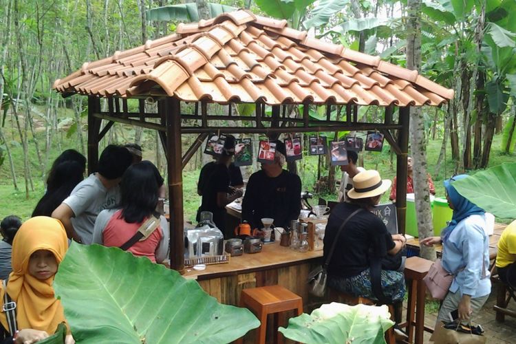 Setelah capek selfie di Radja Pendapa, Kendal, Jawa Tengah, wisatawan bisa juga menikmati kopi kendal, Minggu (5/11/2017).