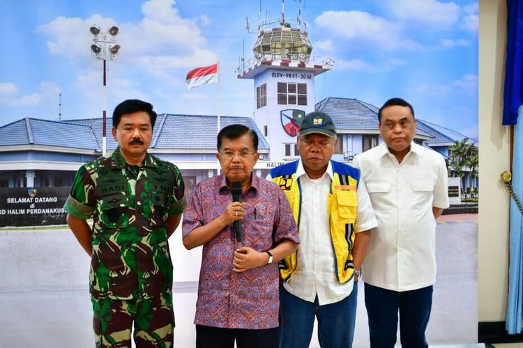 Wapres Jusuf Kalla memberikan keterangan pers terkait tsunami di Banten, di Jakarta, Minggu (23/12/2018).