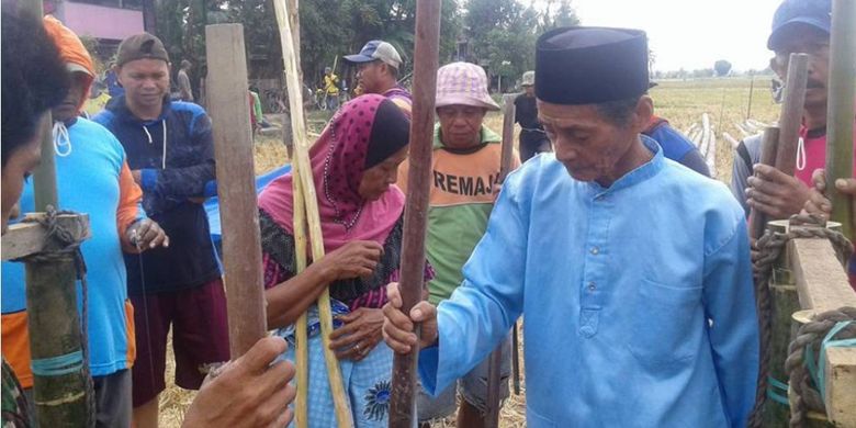 Acara Mattojang dan Padendang atau seni menumbuk lesung dengan irama tertentu digelar Komunitas Suku Bugis di Madimeng, Kelurahan Maminasae, Kecamatan Palateang Pinrang, Sulawesi Selatan, Senin (25/9/2017).