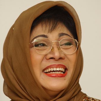 Siti Hardiyanti Rukmana  alias mbak Tutut datang ke kantor Redaksi Kompas, Rabu (3/3/2004). 