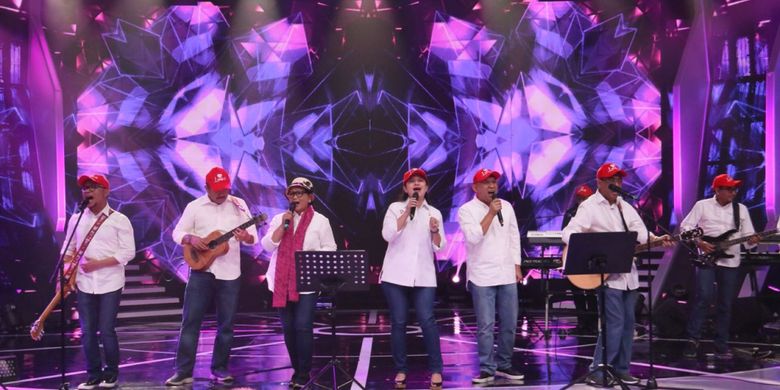 Menko PMK Puan Maharani menjadi vokalus Elek Yo Band dalam acara konser amal untuk korban gempa bumi Nusa Tenggara Barat (NTB), di Studio Lima Indosiar, Rabu (29/8/2018)