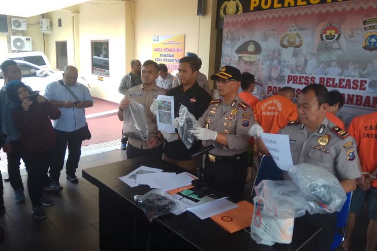Suasana ekspose penangkapan empat tersangka pembunuh supir online di Mapolresta Pekanbaru