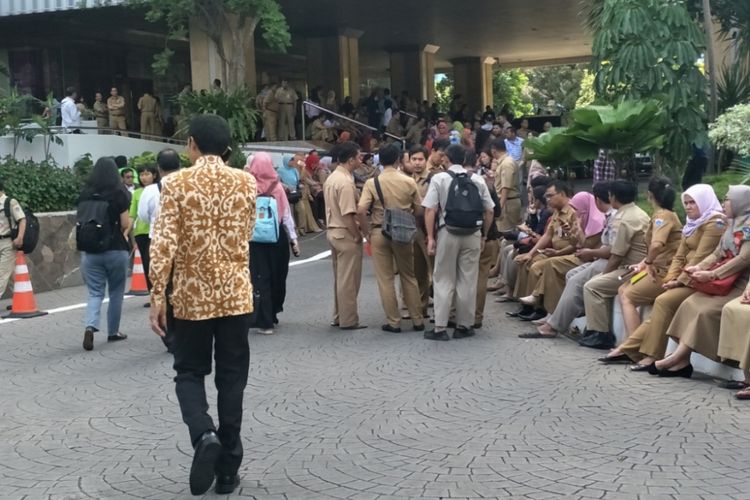 Pegawai Balai Kota DKI berhamburan keluar dengan membawa serta tas masing-masing saat gempa mengguncang Jakarta, Selasa (23/1/2018).