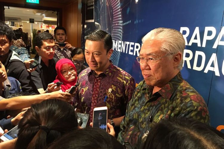 Menteri Perdagangan Enggartiasto Lukita bersama Kepala Badan Koordinasi Penanaman Modal (BKPM) Thomas Lembong saat menghadiri Rapat Kerja Kementerian Perdagangan 2018 di Hotel Borobudur, Jakarta Pusat, Jumat (2/2/2018).