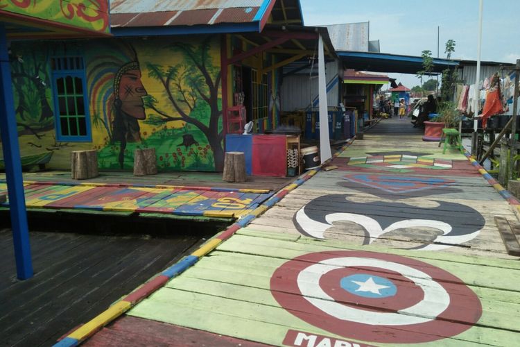 Lambang-lambang tokoh fiksi superhero masa kini pun di lukis di jembatan panjang bantaran Sungai Arut, Kampung Pelangi, Kelurahan Mendawai, Pangkalan Bun