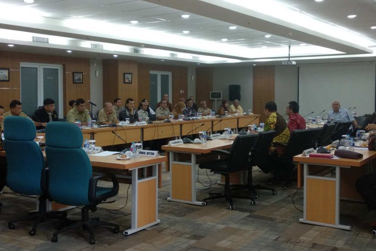 Rapat warga RT 004 RW 003 Petukangan Utara, Pesanggrahan, Jakarta dengan Komisi A DPRD DKI Jakarta, Senin (5/3/2018).