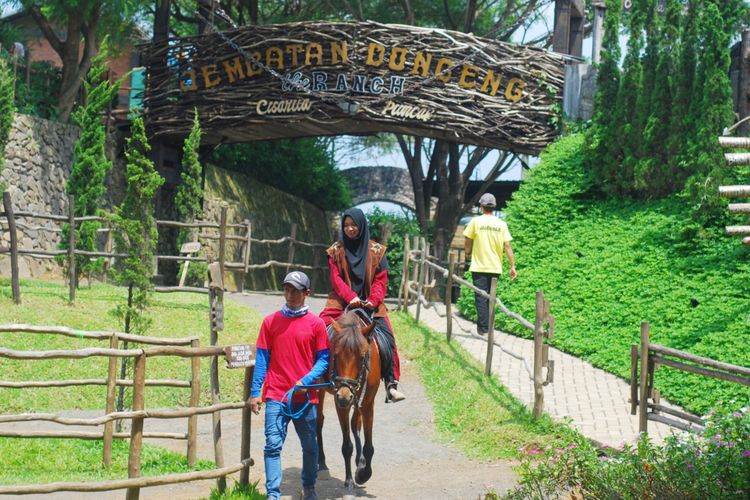 Seorang wisatawan sedang menaiki kuda di lokasi wisata The Ranch Cisarua, Puncak, Bogor, Jawa Barat, Rabu (11/4/2018).