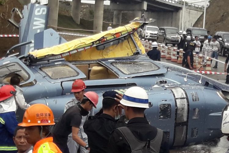 Helikopter jenis choper jatuh di Morowali, Sulawesi Selatan, Jumat (20/4/2018).
