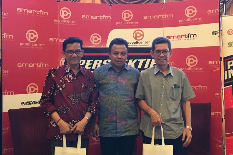 Pengamat Energi Fahmy Radhi bersama pemandu acara dan Direktur Eksekutif Indonesian Resources Studies (IRESS) Marwan Batubara usai diskusi di Jakarta, Sabtu (21/4/2018)