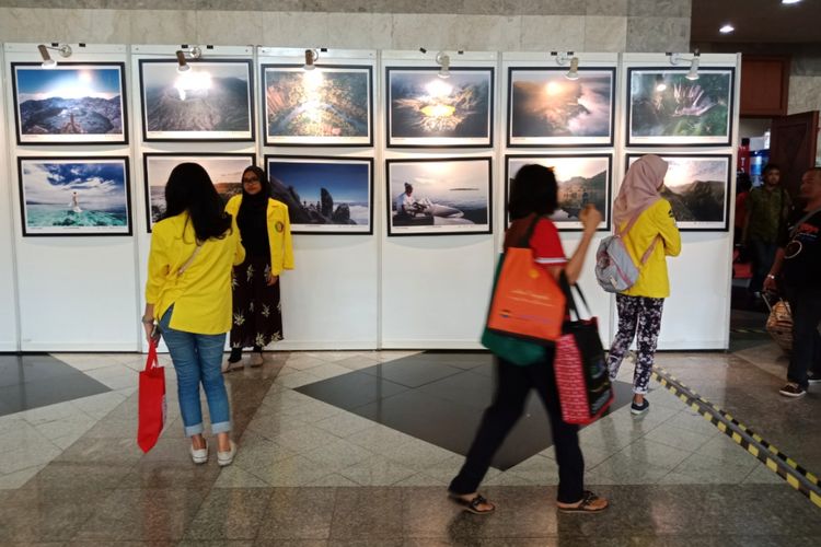 Pengunjung sedang berfoto di depan karya pameran Kemilau Indonesia Photo Contest 2018, Hall B JCC Senayan, Jakarta, Jumat (11/5/2018). 