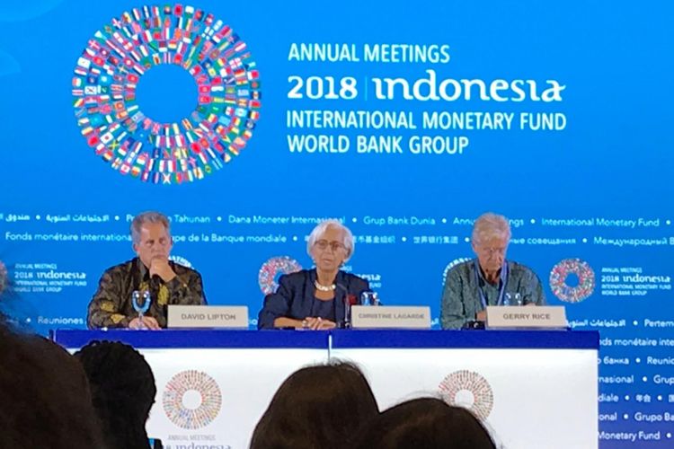 Direktur Pelaksana IMF Christine Lagarde (tengah) saat memberikan keterangan pers dalam Pertemuan Tahunan IMF-Bank Dunia di Hotel Westin, Nusa Dua, Bali, Kamis (11/10/2018).
