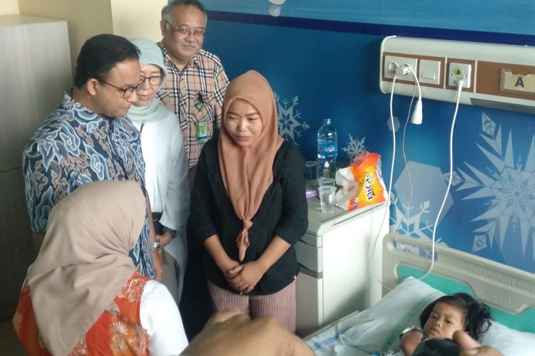 Gubernur DKI Jakarta Anies Baswedan mengunjungi korban demam berdarah dengue (DBD) di RSUD Pasar Minggu, Minggu (3/1/2019).