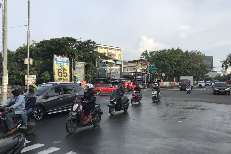 Suasana perempatan Jalan Sepanjang depan pintu masuk Komplek Green Garden, Kedoya Utara, Jakarta Barat sudah pulih dan tak tergenang banjir. Selasa (5/3/2019). 