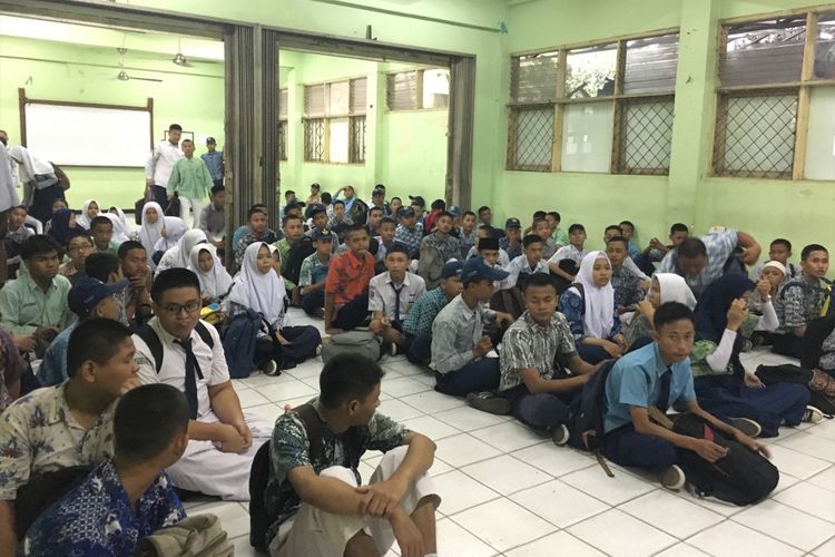 Siswa SMKN 13 Kota Bekasi yang menumpang di sekolah induk SMKN 1 Kota Bekasi, Rabu (19/7/2017).