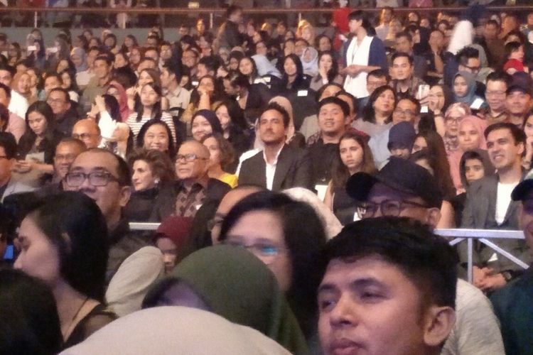 Aktor Hamish Daud menyaksikan konser Ayat Ayat Cinta 2: Colours of Love di Jakarta Convention Center (JCC) Senayan, Jakarta Selatan, Rabu (20/12/2017) malam.