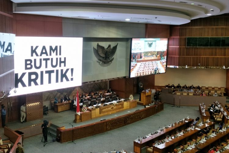 Ketua DPR Bambang Soesatyo saat membacakan pidato penutup Rapat Paripurna berjudul Kami Butuh Kritik di Gedung Nusantara II, Kompleks Parlemen, Senayan, Jakarta, Rabu (14/2/2018).