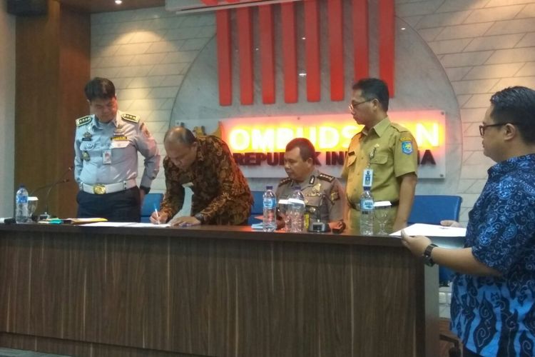 Ombudsman RI Perwakilan Jakarta Raya menyerahkan laporan hasil pemeriksaan (LHP) Jalan Jatibaru Raya kepada Pemprov DKI Jakarta dan Kepolisian, Senin (26/3/2018).
