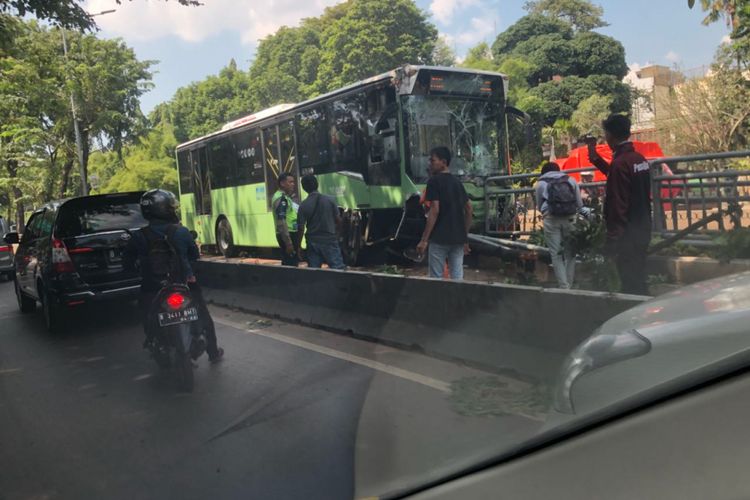 Transjakarta koridor VIII kecelakaan di busway Simprug, Kebayoran Lama, Jakarta Selatan, Senin (7/5/2018). 