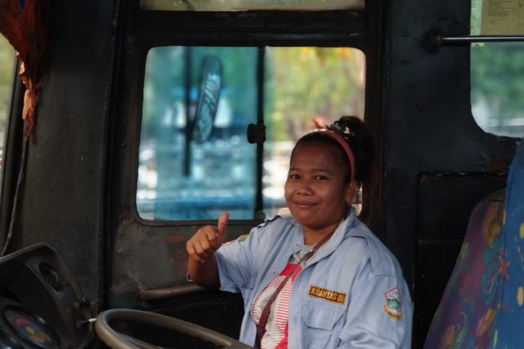 Lia Yuliana, sopir wanita bus jurusan Kampung Rambutan-Lebak Bulus. Foto diambil Rabu (6/6/2018).