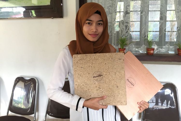 Karina, peneliti PTPN XI Jawa Timur, yang mengolah limbah ampas tebu menjadi papan partikel yang bisa digunakan sebagai bahan baku furnitur.
