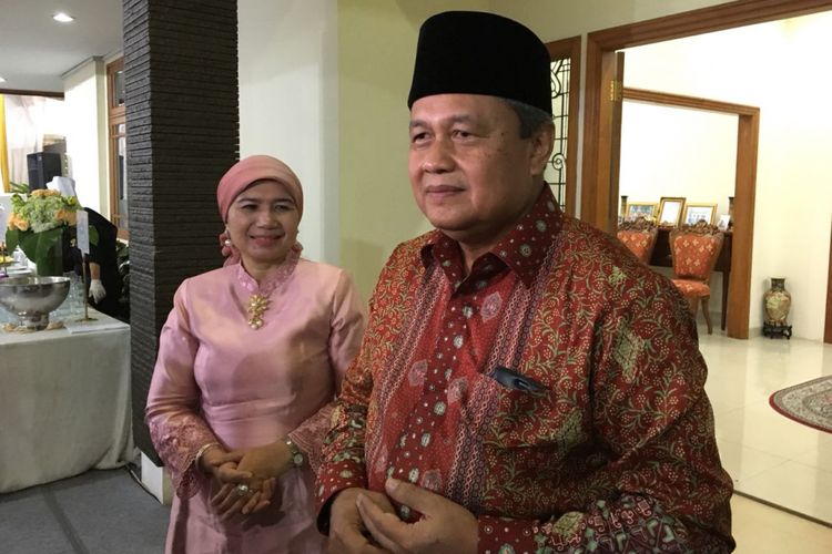 Gubernur Bank Indonesia Perry Warjiyo saat menggelar open house menyambut Hari Raya Idul Fitri 1439 Hijriah di kediamannya, Jakarta Selatan, Jumat (15/6/2018).