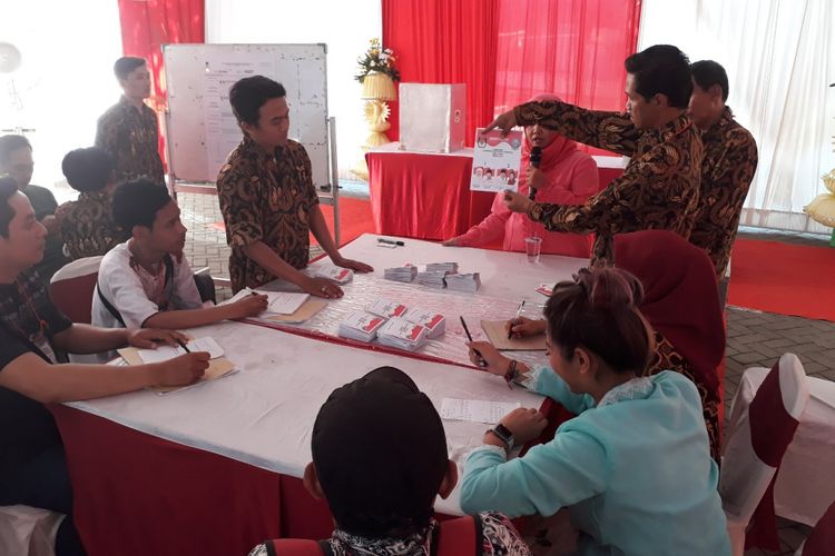 Penghitungan suara di TPS 3 Kelurahan Gayungan, Kecamatan Gayungan, Surabaya.