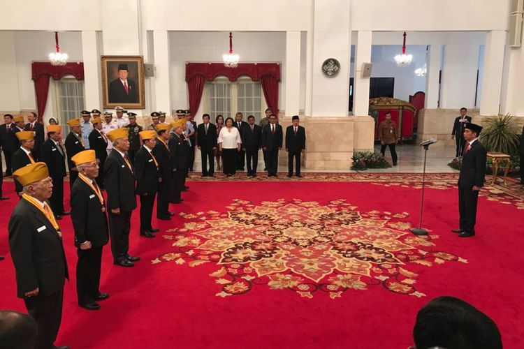 Presiden Joko Widodo saat mengukuhkan 27 Dewan Pimpinan Pusat dan Dewan Pertimbangan Pusat LVRI di Istana Negara, Jakarta, Jumat (10/8/2018).