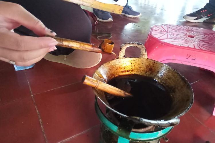 Sebelum membatik, lilin harus dipanaskan dan diambil dengan canthing. Alat ini berfungsi layaknya pena yang digoreskan pada selembar kain. 