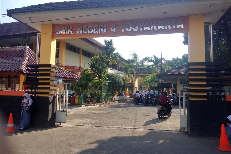 Gerbang SMK Negeri 4 Yogyakarta. Belasan siswi di sekolah itu kesurupan saat mengikuti kegiatan sekolah, Rabu (24/7/2019).