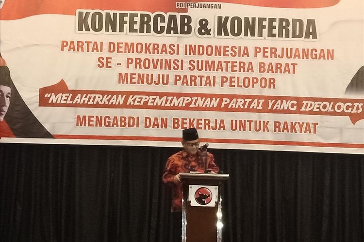 Sekjen PDI P Hasto Kristiyanto memberi sambutan di acara Konferda PDI P Sumbar, Minggu (28/7/2019)