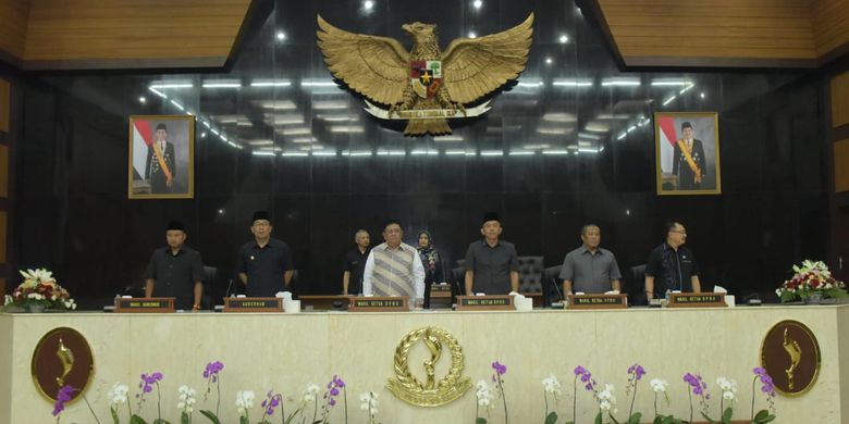Gubernur Jawa Barat Ridwan Kamil mengikuti rapat paripurna DPRD Jabar yang beragendakan jawaban gubernur atas pandangan umum fraksi-fraksi terhadap Raperda APBD Perubahan 2019, di Ruang Rapat Paripurna DPRD Jawa Barat, Senin (26/8/19)