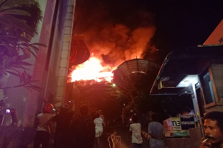 Tampak kebakaran yang terjadi di APO Bukit Barisan, Kelurahan Gurahbesi, Distrik Jayapura Utara, Kota Jayapura, Papua, yang terjadi pada Minggu malam (28/4/2019).  Kebakaran mengakibatkan 19 rumah hangus terbakar, satu orang tewas dan tiga lainnya mengalami luka bakar