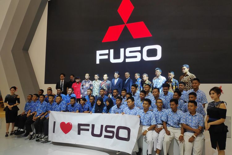 Fuso csr serahkan tiga Colt Diesel ke tiga SMK di Indonesia