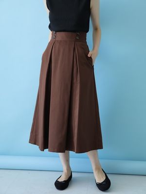 Waist button tack skirt dari earth music & ecology
