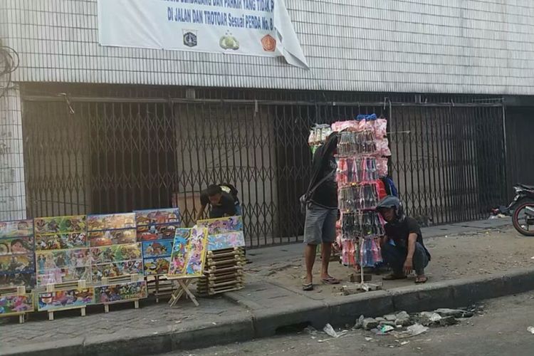 Semrawutnya jalur pedestrian di kawasan Pasar Asemka, Jakarta Barat, Selasa (1/7/2017).