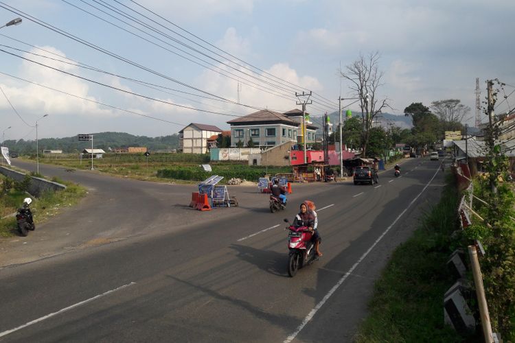 Pertigaan jalan by pass leles dari arah Bandung