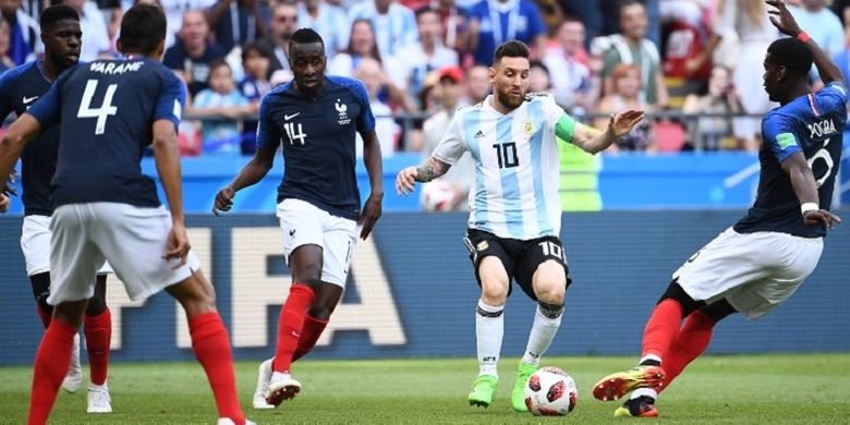Penyerang Argentina, Lionel Messi, mendapat kawalan ketat dari empat pemain Perancis pada pertandingan babak 16 besar Piala Dunia 2018 di Kazan Arena, 30 Juni 2018. 
